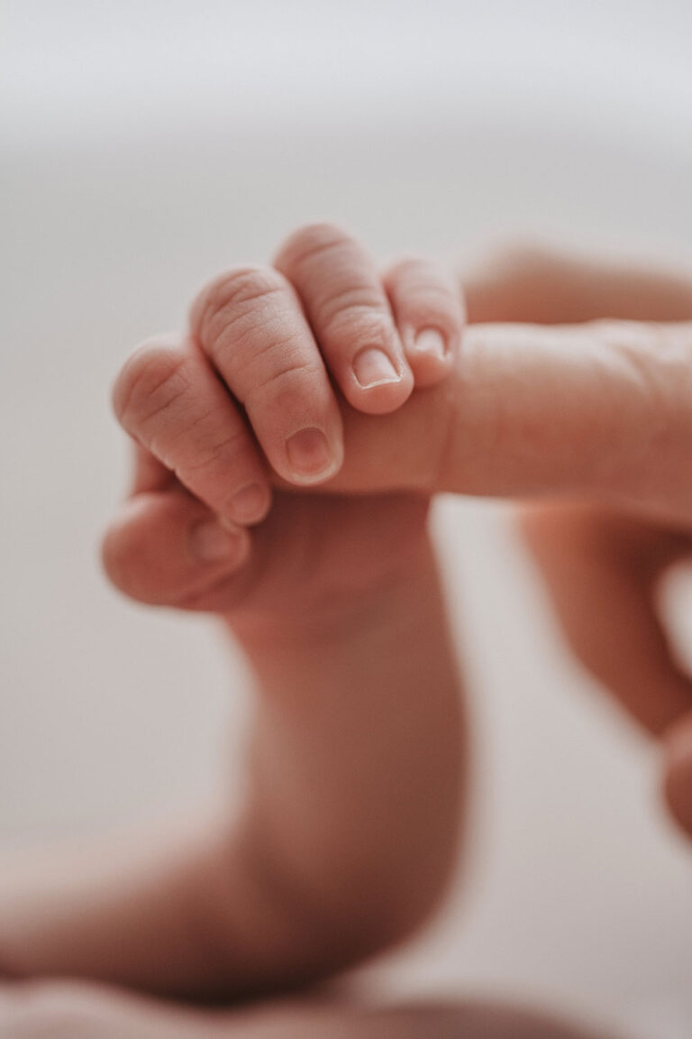 newborn-hand-finger-macro